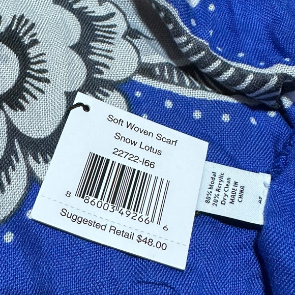 Vera Bradley Woven Scarf Snow Lotus Blue White Floral Design Rectangle NWT - Picture 5 of 6